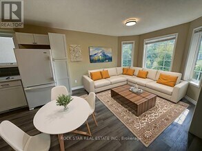 31 Red Oak Dr in Barrie, ON - Building Photo - Building Photo