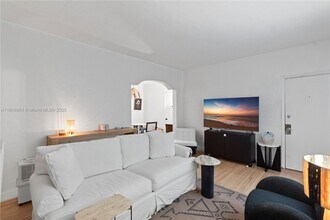 1553 Meridian Ave in Miami Beach, FL - Building Photo - Building Photo