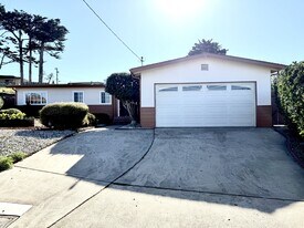 2065 Rainier Ct in Seaside, CA - Building Photo