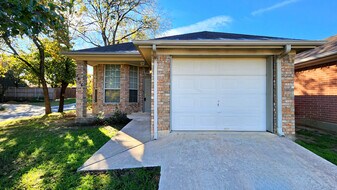 2016 Lee Dr in Denton, TX - Building Photo
