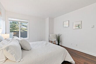 10418 Northeast 32nd Place, Unit C105 in Bellevue, WA - Building Photo - Building Photo