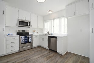 Zelzah Apartments in Encino, CA - Building Photo