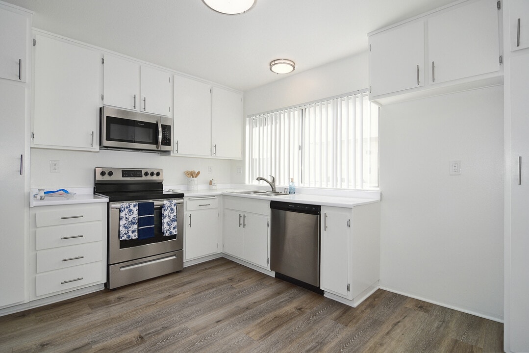 Zelzah Apartments in Encino, CA - Building Photo