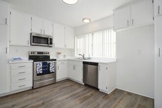 Zelzah Apartments in Encino, CA - Building Photo - Building Photo