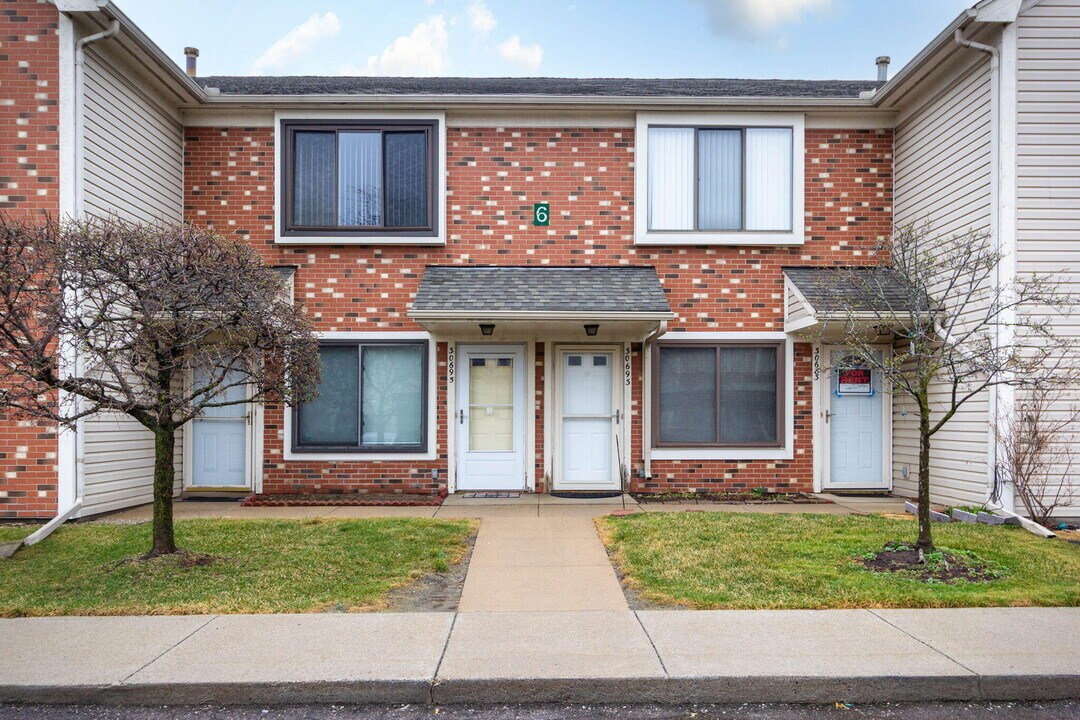 30695 Hidden Pines Ln in Roseville, MI - Building Photo