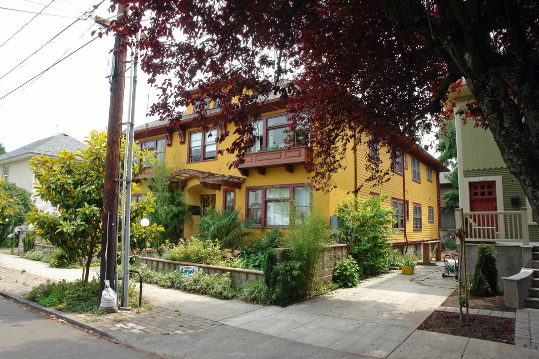 Santa Lucia Apartments in Portland, OR - Foto de edificio