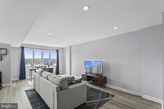 5340 Holmes Run Pkwy in Alexandria, VA - Foto de edificio - Building Photo