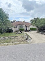 611 Rolling Green Dr in Lakeway, TX - Building Photo