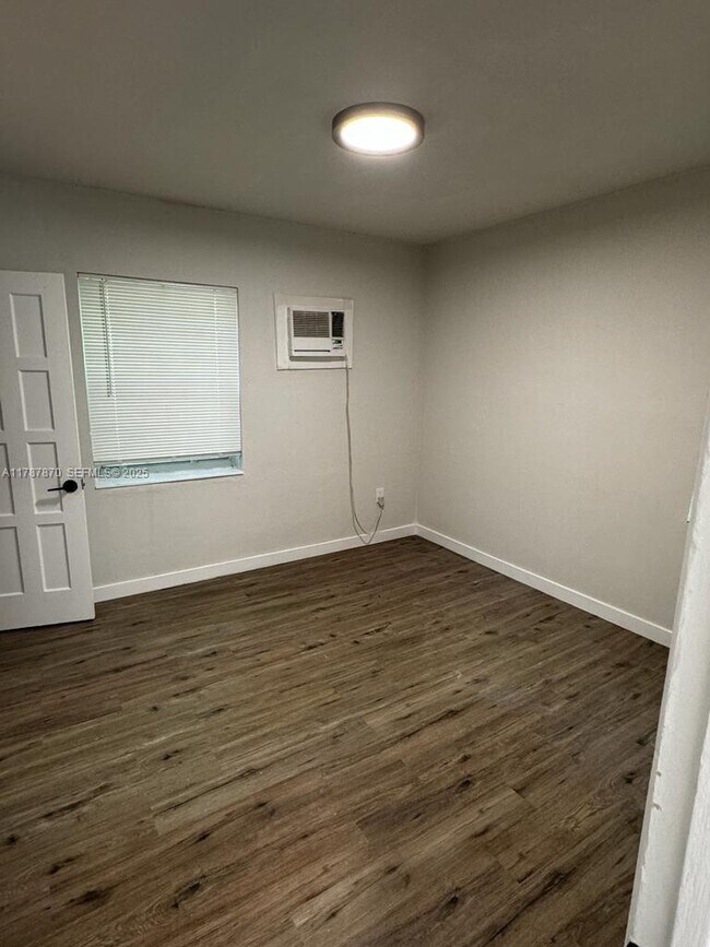 541 SW 7th St in Miami, FL - Foto de edificio - Building Photo