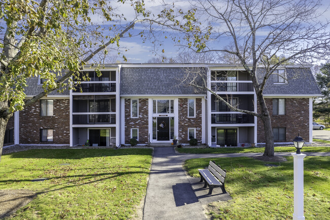 Fox Run in South Easton, MA - Foto de edificio - Building Photo