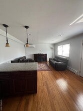 570 S 14th St in Lindenhurst, NY - Foto de edificio - Building Photo