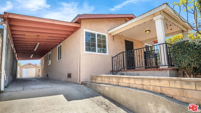 472 N Ezra St in Los Angeles, CA - Building Photo - Building Photo