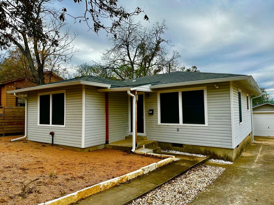 709 Wheless Ave in Kerrville, TX - Building Photo