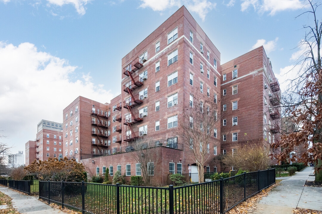 7715 113th St in Forest Hills, NY - Foto de edificio