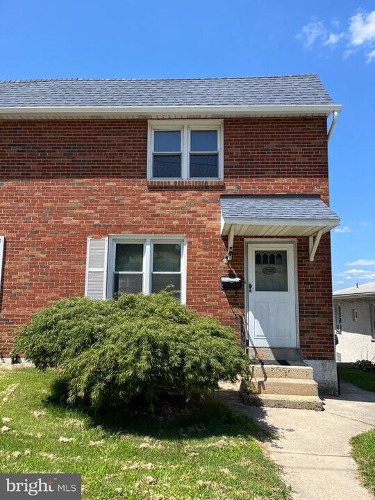 625 Grove St in Bridgeport, PA - Building Photo