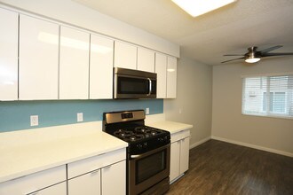 The 5800 Apartment Homes in Lakewood, CA - Foto de edificio - Interior Photo