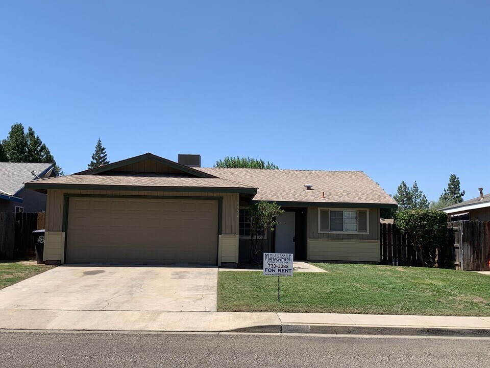 1509 S Noyes St in Visalia, CA - Foto de edificio