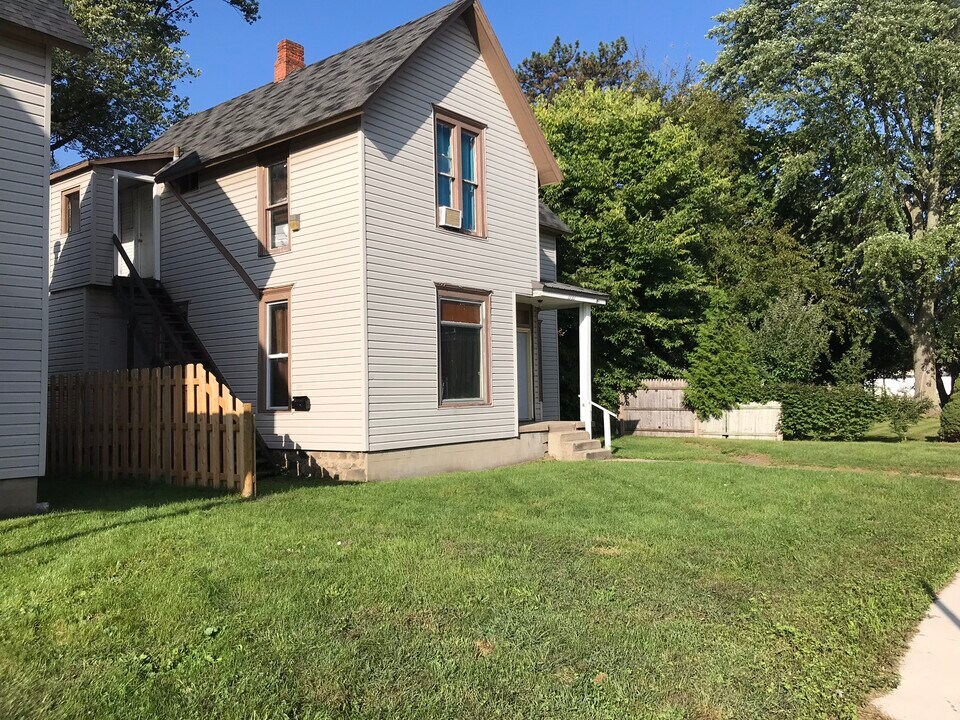 1131 S Main St in Elkhart, IN - Foto de edificio