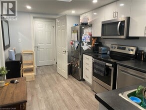 10 Lloyd St in St Catharines, ON - Building Photo - Building Photo