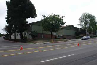 Park Knoll Apartments in Chula Vista, CA - Foto de edificio - Building Photo