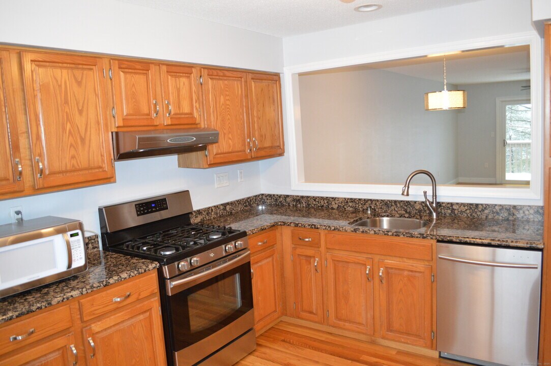2 Westview Ct in Avon, CT - Building Photo