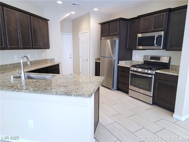 1137 Bradley Bay Ave in Henderson, NV - Building Photo - Building Photo