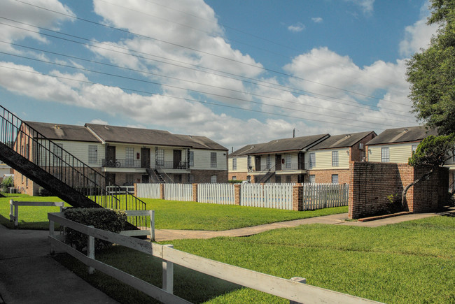 Savannah Apartments in South Houston, TX - Building Photo - Building Photo