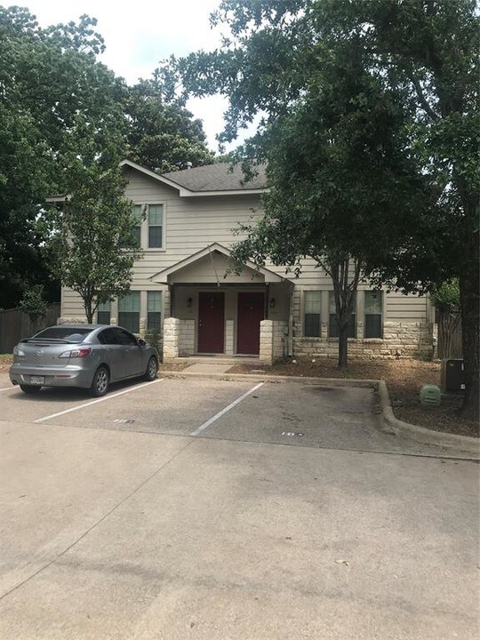 101 Bolero Way in Huntsville, TX - Building Photo