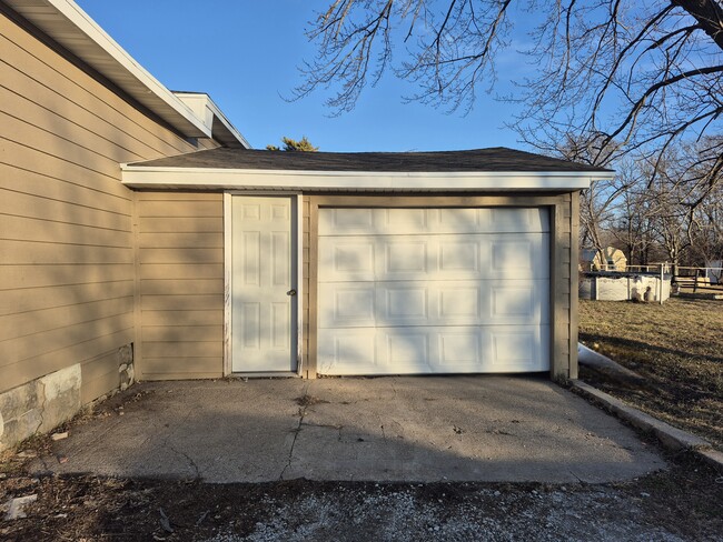 1003 5th St in Friend, NE - Foto de edificio - Building Photo