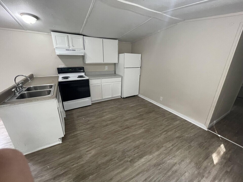 8302 Binkley St in Pensacola, FL - Building Photo