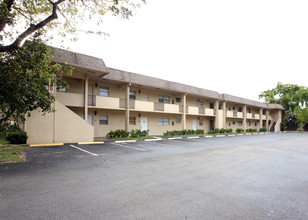 Southgate Gardens in Tamarac, FL - Foto de edificio - Building Photo