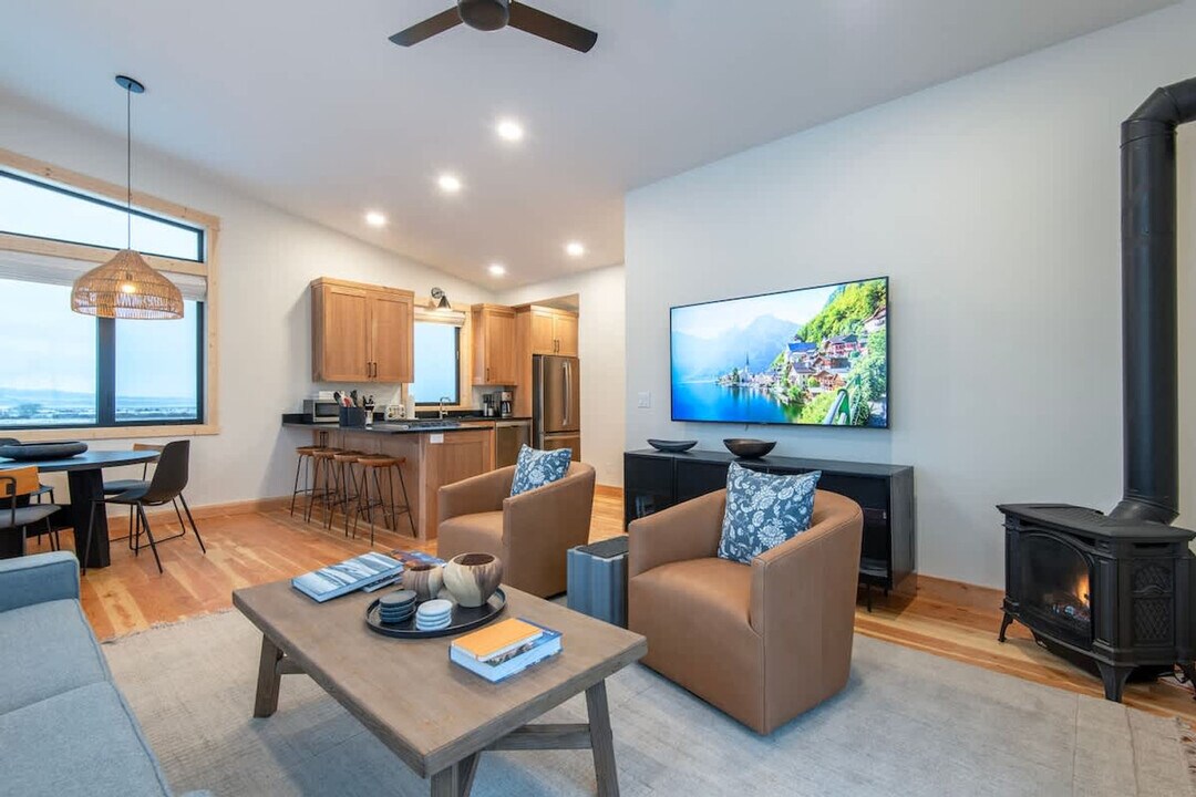 3402 Alta Vista Dr in Driggs, ID - Foto de edificio