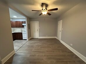 6956 N Ashland Ave in Chicago, IL - Building Photo - Building Photo