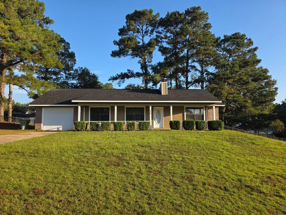 140 Elizabeth Dr in Ozark, AL - Foto de edificio