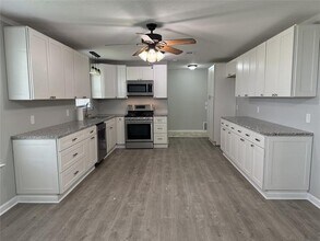 103 Spring St in West, TX - Foto de edificio - Building Photo