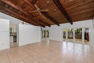 9022 SW 78th Pl in Miami, FL - Foto de edificio - Building Photo