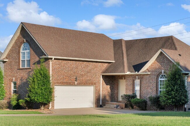 737 Starpoint Dr in Gallatin, TN - Building Photo - Building Photo