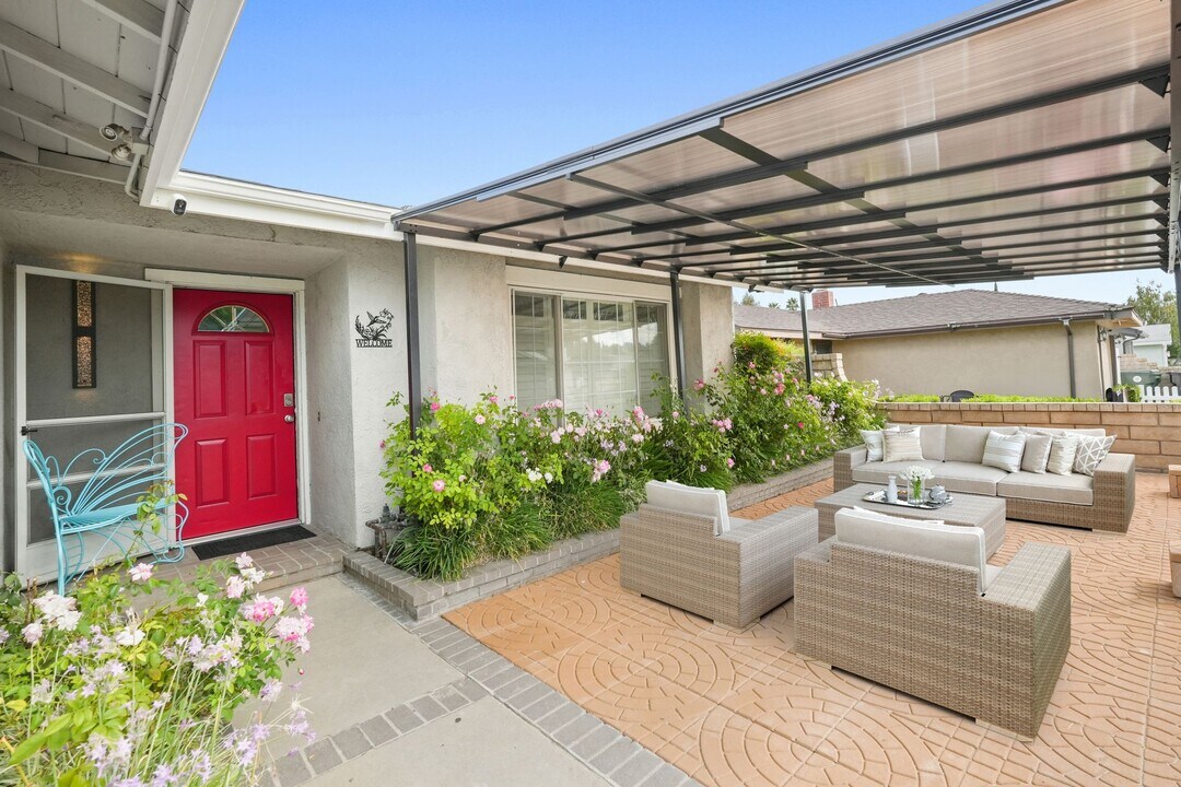27480 Cherry Creek Dr in Santa Clarita, CA - Foto de edificio