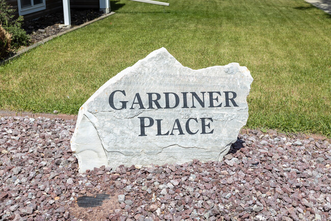 Gardiner Place in Red Deer, AB - Building Photo - Building Photo