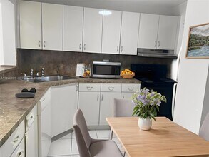 7920 N Colony Cir in Tamarac, FL - Foto de edificio - Building Photo