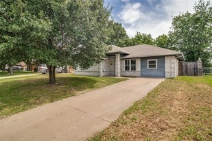 1005 Phillips Cir in Kaufman, TX - Building Photo