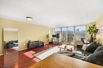 300 Main St in Little Falls, NJ - Building Photo - Building Photo