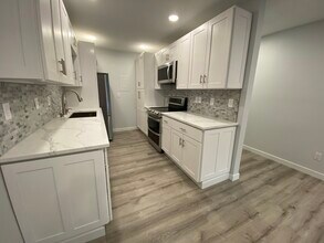 14665 NE 34th St, Unit B7 in Bellevue, WA - Building Photo - Building Photo