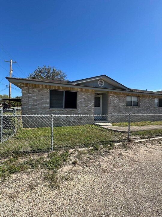 402 W 10th St in Del Rio, TX - Building Photo