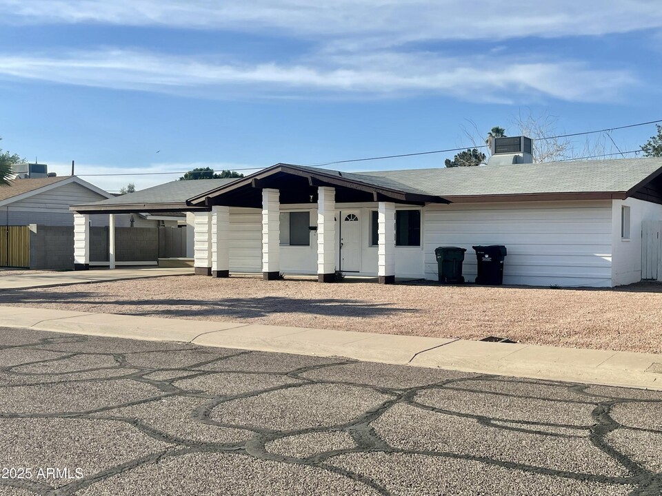 2220 W Joan De Arc Ave in Phoenix, AZ - Building Photo