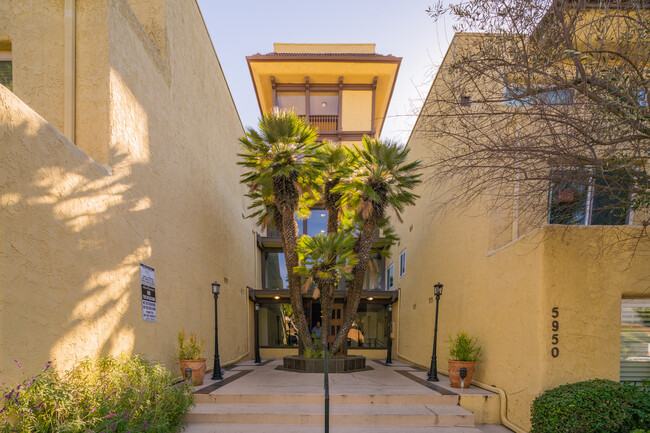 Adobe Grande in Culver City, CA - Foto de edificio - Building Photo