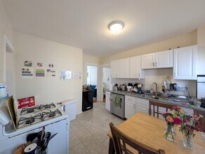 300 Boston Ave, Unit 2 in Medford, MA - Building Photo - Building Photo