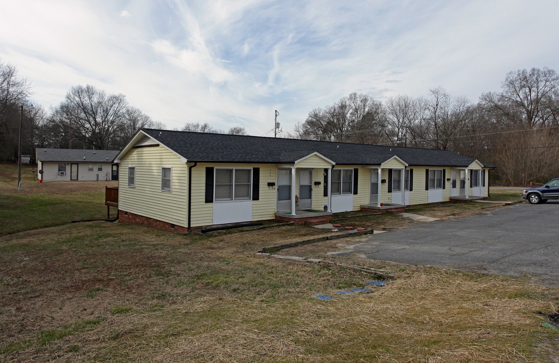 412-420 S College St in Dallas, NC - Building Photo