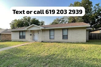 813 Poinsettia Dr in Lancaster, TX - Foto de edificio - Building Photo