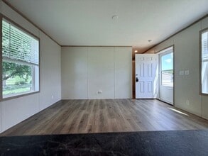 29778 W Essex Ct in New Baltimore, MI - Foto de edificio - Building Photo